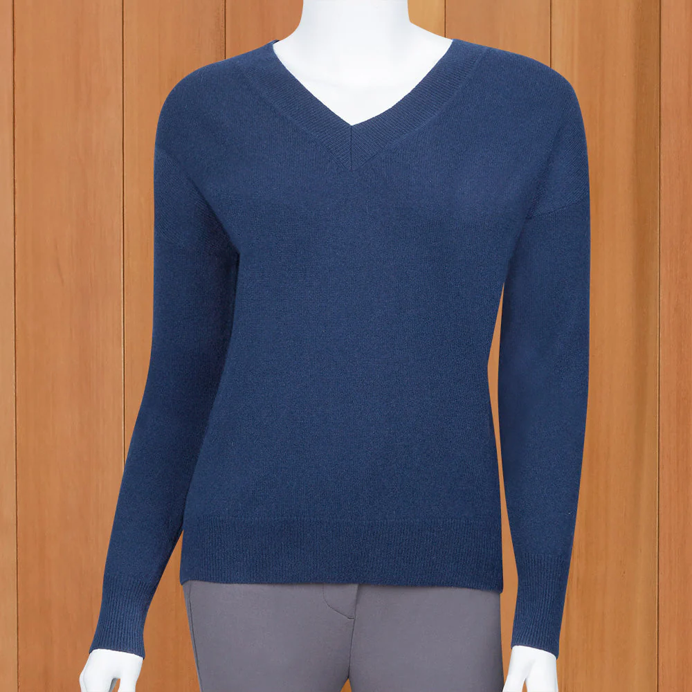 Kinross Cashmere Women's Modern V-Neck Pullover - Image 2